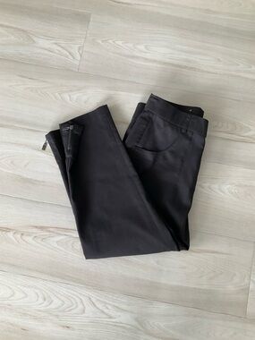 Women’s  Classic 3/4 lightweight pants with pockets on back and zipper detail